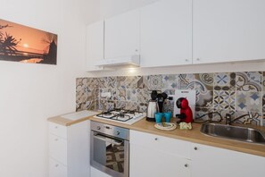 Réfrigérateur, un four, surface de cuisson, cafetière-théière