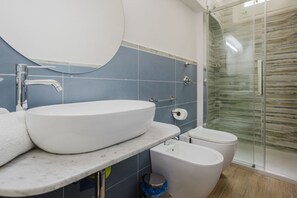 Douche, séchoir à cheveux, bidet, serviettes fournies