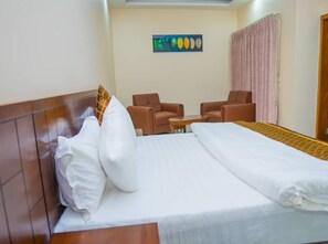 舒適雙人房, 露台, 城市景 | 房內夾萬、書桌、熨斗/熨衫板、免費 Wi-Fi