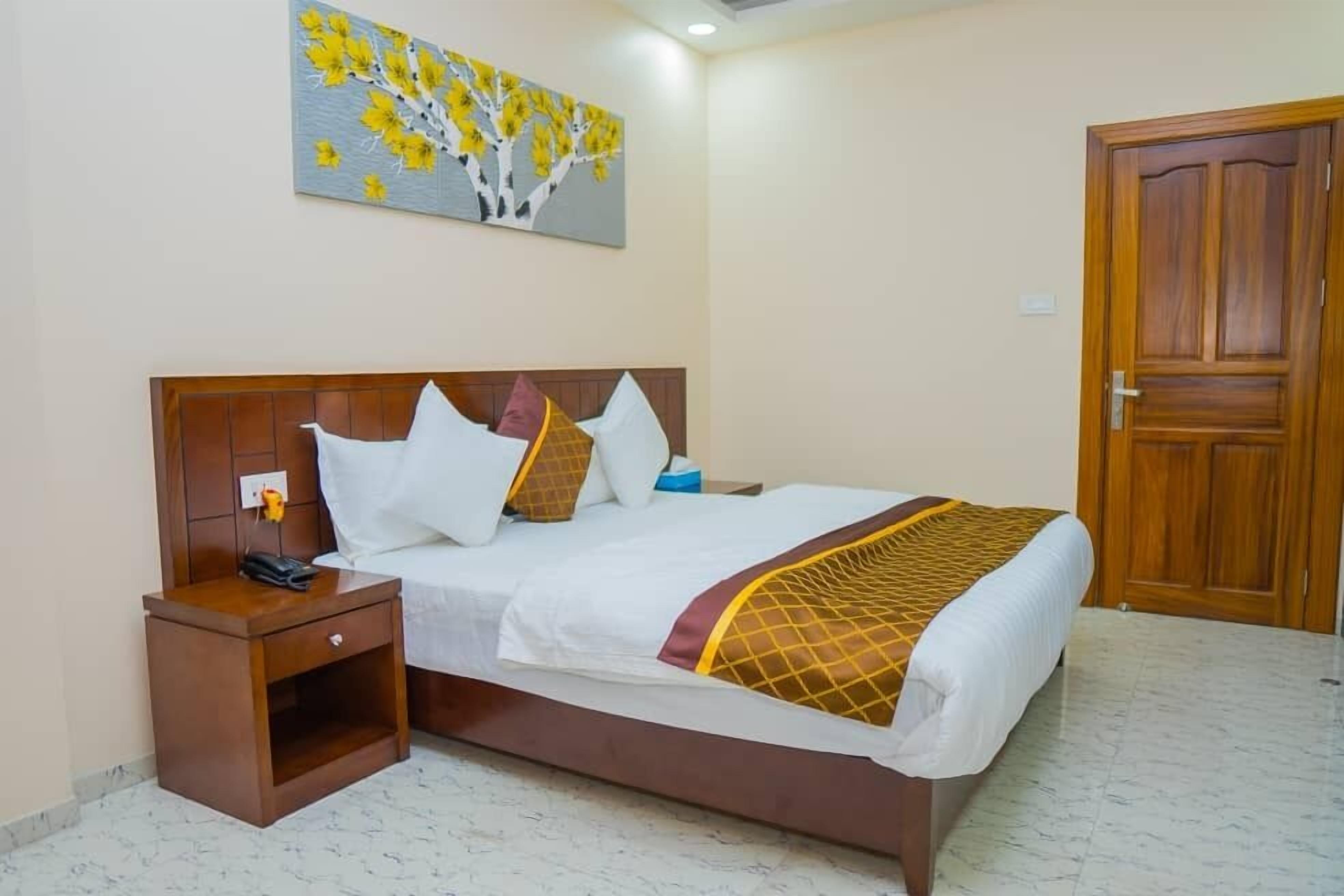 Chambre Double Deluxe, balcon, vue ville | Coffres-forts dans les chambres, bureau, fer et planche à repasser