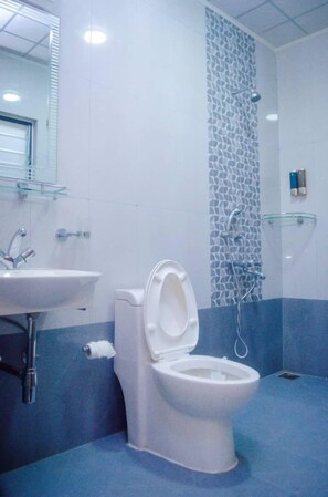 Een douche, pantoffels, handdoeken, zeep