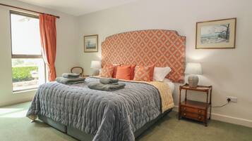 2 makuuhuonetta, yksilöllisesti sisustettu, yksilöllisesti kalustettu