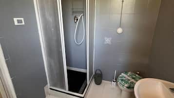 Douche, sĂšche-cheveux, bidet, serviettes fournies