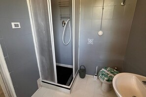 Dutxa, assecador de cabells, bidet i tovalloles