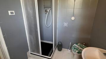 Douche, sĂšche-cheveux, bidet, serviettes fournies
