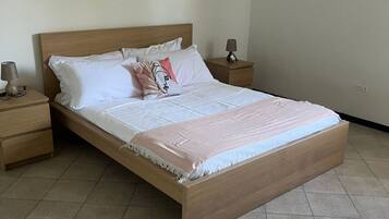 2 makuuhuonetta, tallelokero huoneessa, silitysrauta/-lauta