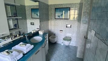 Dusche, Haartrockner, Bidet, Handtücher