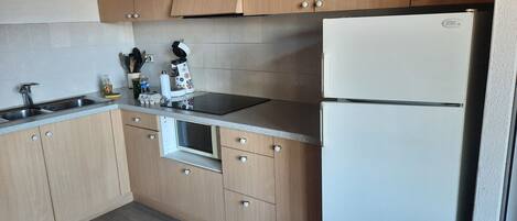 Micro-ondes, four, plaque de cuisson, lave-vaisselle