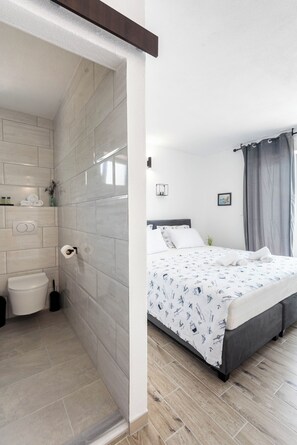 Douche, sèche-cheveux, serviettes fournies, savon