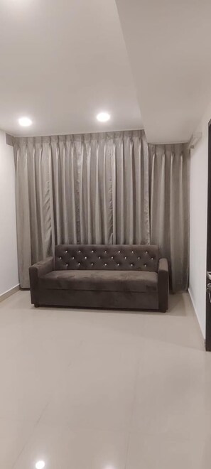 Room - Five Stones By Earth Hotel Ekkatuthangal Guindy (Chennai)