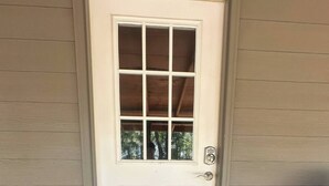 A white door with a glass panel and a doormat with "Welcome" written on it. - Fireplace Lodge - 1 mile from Golf Course & 5 mins from the lake! (Isabella)