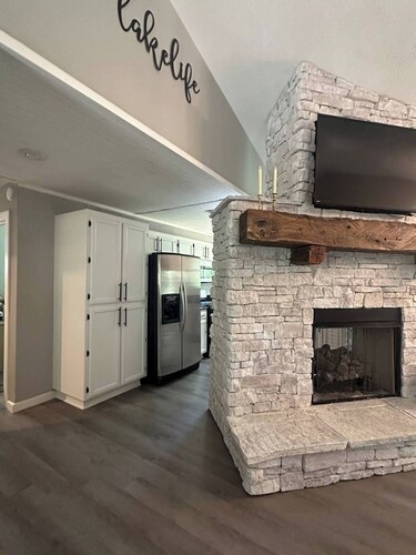 Fireplace Lodge - 1 mile from Golf Course & 5 mins from the lake!