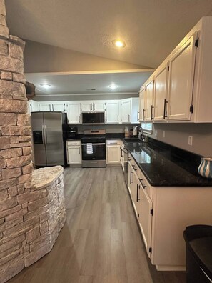 Fridge, microwave, oven, stovetop - Fireplace Lodge - 1 mile from Golf Course & 5 mins from the lake! (Isabella)