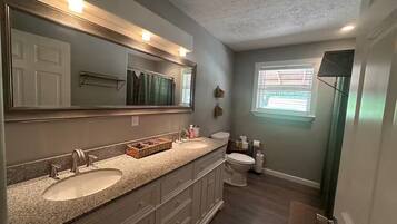 Secadora de cabello, toallas, jabón, shampoo