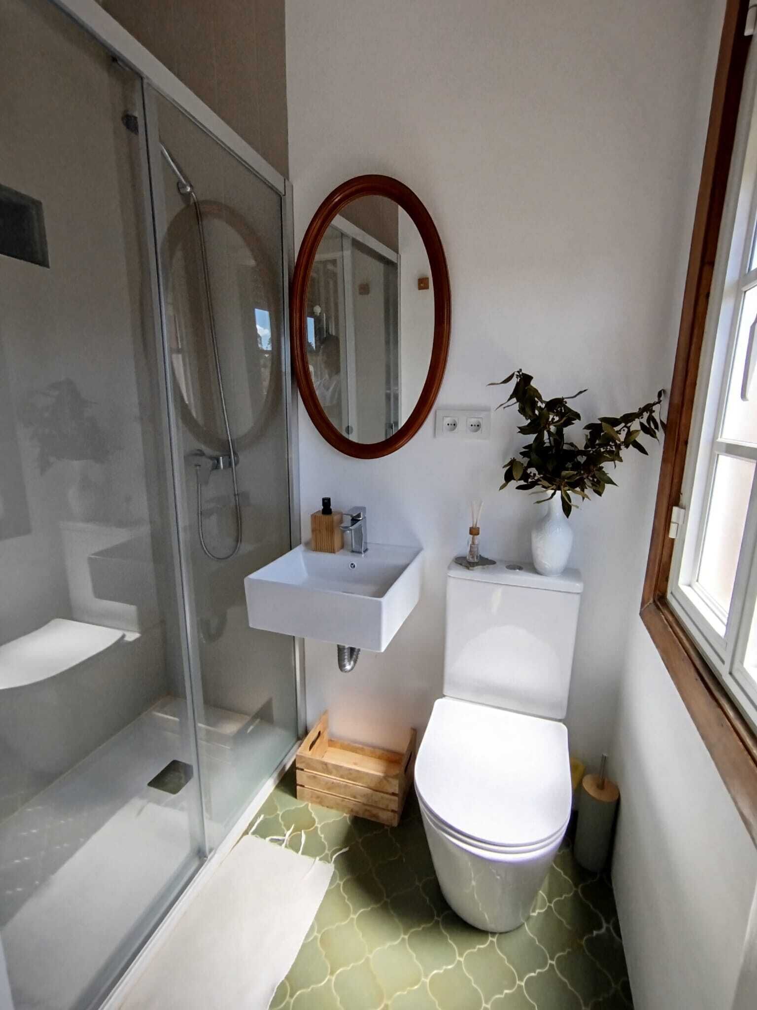 Eco-friendly toiletries, hair dryer, bidet, towels