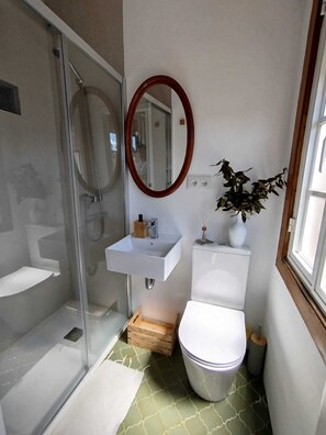 Amenidades de baño ecológicas, secadora de cabello, bidet, toallas 