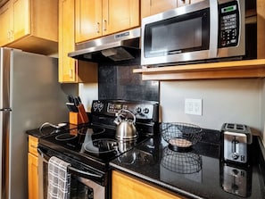 Refrigerador, microondas, horno y parrilla de estufa