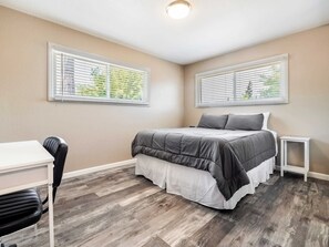 3 bedrooms, desk, iron/ironing board, WiFi - Modern 3BR in Silicon Valley - BBQ & Netflix (Santa Clara)