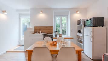 Fridge, microwave, oven, coffee/tea maker