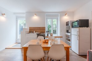 Réfrigérateur, micro-ondes, four, cafetière/bouilloire