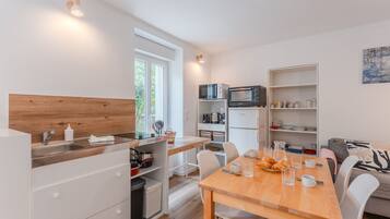 Fridge, microwave, oven, coffee/tea maker