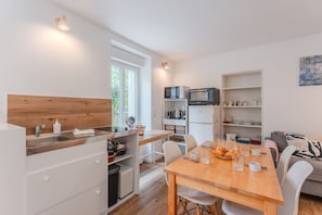 Fridge, microwave, oven, coffee/tea maker
