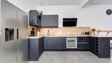 Frigorífico, microondas, horno y lavavajillas