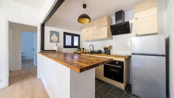 Fridge, microwave, oven, coffee/tea maker