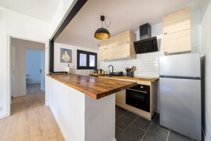 Fridge, microwave, oven, coffee/tea maker