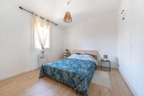 2 bedrooms, iron/ironing board, free WiFi, bed sheets