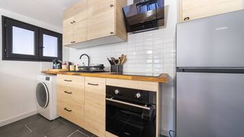 Fridge, microwave, oven, coffee/tea maker