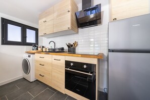 Fridge, microwave, oven, coffee/tea maker