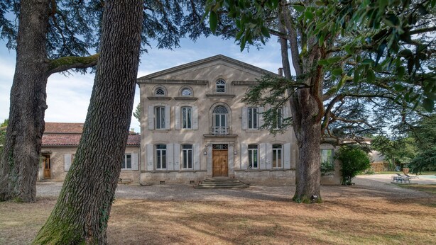 A large, historic building with a symmetrical facade, large windows, and a central entrance. - Villa Corbière - Piscine Privée (Castres)