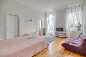7 bedrooms, iron/ironing board, free WiFi, bed sheets