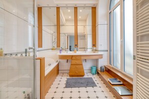 Kostenlose Toilettenartikel, Haartrockner, Handtücher