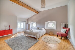 7 bedrooms, iron/ironing board, free WiFi, bed sheets