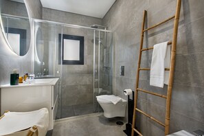 Suihku, hiustenkuivaaja, pyyhkeet