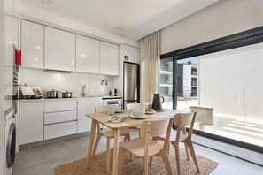 Refrigerador, microondas, horno, placa de cocina