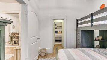 2 habitaciones, tabla de planchar con plancha, internet y ropa de cama