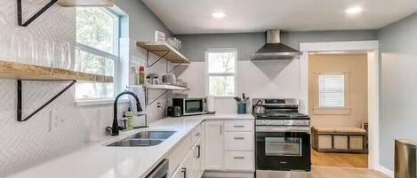 Kühlschrank, Mikrowelle, Ofen, Geschirrspüler