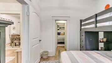 2 bedrooms, iron/ironing board, internet, bed sheets