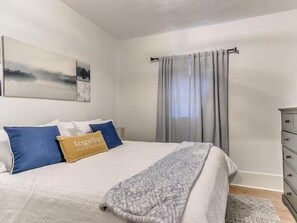 2 bedrooms, iron/ironing board, internet, bed sheets - Yellow Door Cozy Cottage (Guthrie)