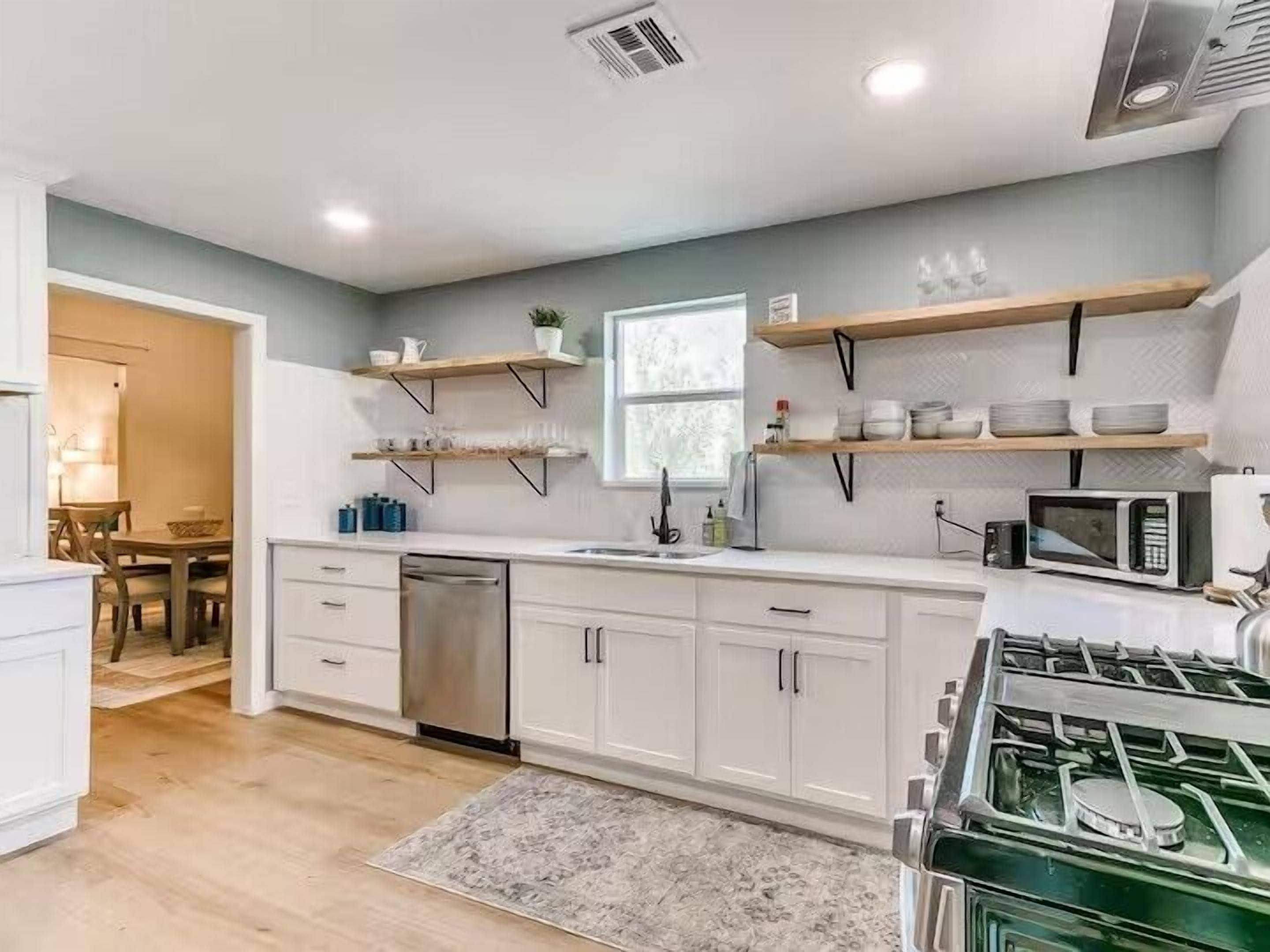 Jääkaappi, mikroaaltouuni, uuni, astianpesukone