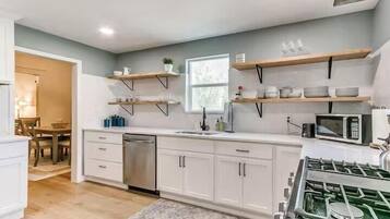 Kühlschrank, Mikrowelle, Ofen, Geschirrspüler