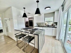 Kylskåp, mikrovågsugn, ugn och spishäll
