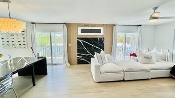 Smart TV, chimenea y libros