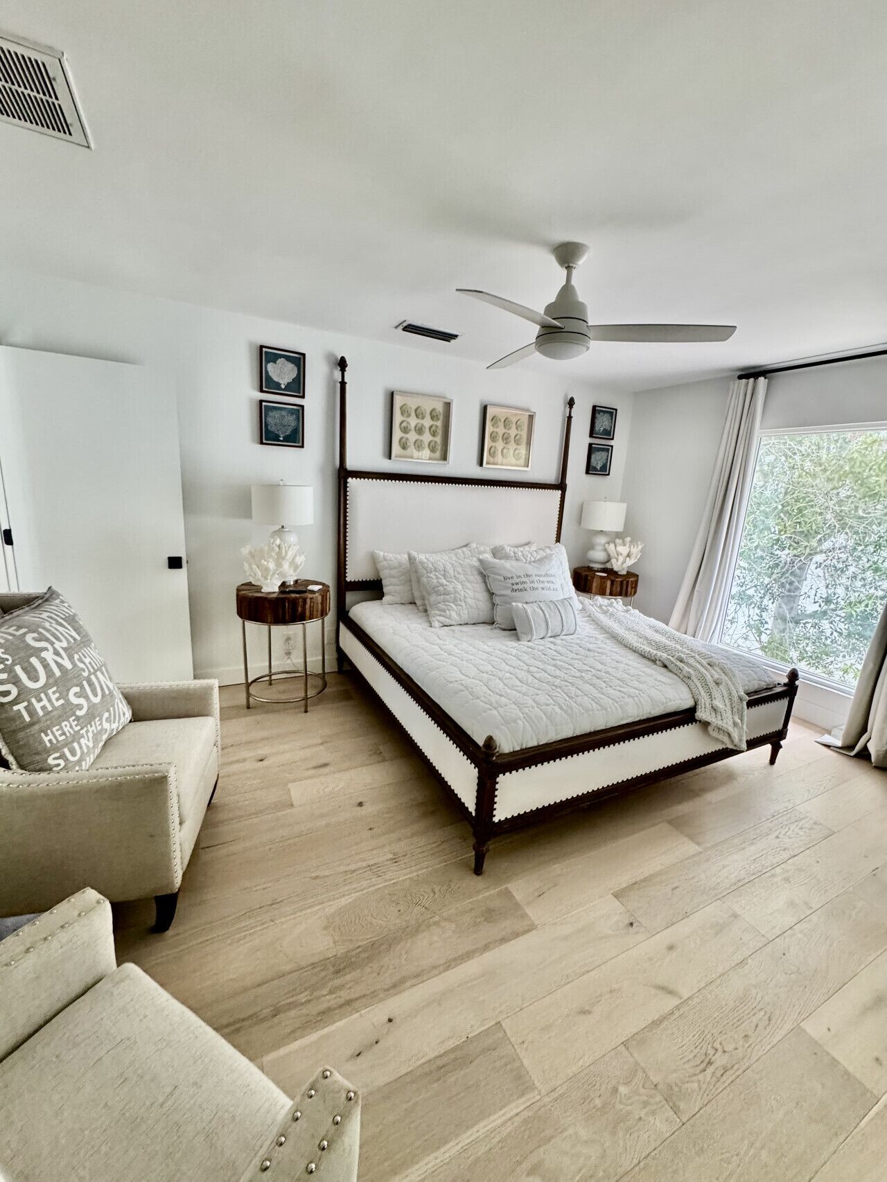 4 habitaciones, tabla de planchar con plancha y cuna de viaje 