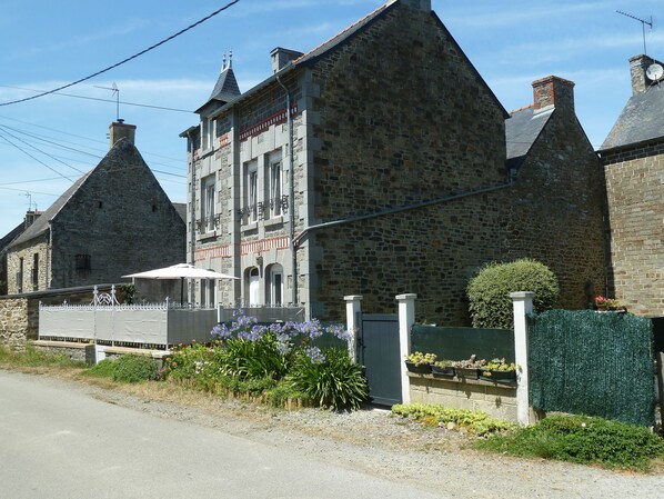 Exterior - Bright house near the Rance - 3 bedrooms, master suite, south-facing courtyard (Pleudihen-sur-Rance)