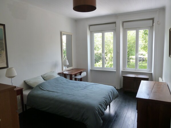 3 chambres, coffre-fort, fer et planche à repasser, lit de bébé portatif