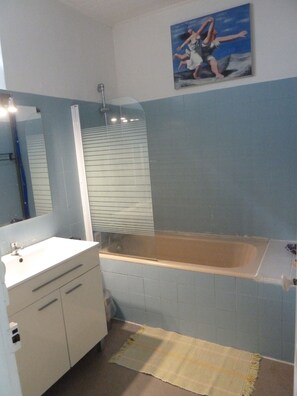 Shower, hair dryer, towels, soap - Bright house near Rance - 3 bedrooms, master suite, south-facing terrace (Pleudihen-sur-Rance)